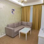 Интерьер номера Делюкс в отеле Инвайт Спа