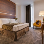 Интерьер номера Люкс с видом на сад в отеле Viewpoint Hotel