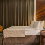 Кровать номера Улучшенный с балконом в отеле Viewpoint Hotel