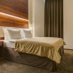 Кровать в номере Люкс с видом на реку в отеле Viewpoint Hotel