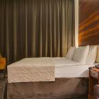 Спальная зона в номере Улучшенный с видом на реку в отеле Viewpoint Hotel