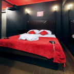 Большая кровать в номере Полулюкс Glory hole в отеле Клюква
