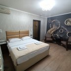 Двуспальная кровать в номере 3 Lux с джакузи в отеле Renvills Hotel