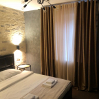 Двуспальная кровать в номере 7 Loft серый в отеле Renvills Hotel