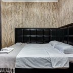интерьер номера 8 с балконом в отеле Renvills Hotel
