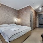 Кровать в номере 2 в отеле Renvills Hotel