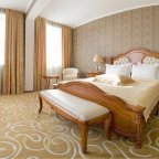 Кровать в номере Люкс в отеле Гранд Холл