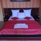 Кровать в номере Вип в отеле Три версты