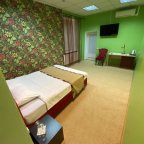 Интерьер в номере Стандарт с балконом в отеле Апельсин на Вернадского