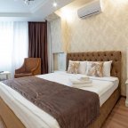 Двуспальная кровать в номере Ликер в отеле Гости в Люберцах