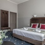 Кровать в номере Люкс в отеле Моцарт