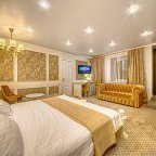 Кровать в номере Люкс в отеле Revival Hotel-2