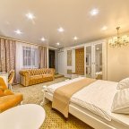 Интерьер номера Люкс с джакузи и сауной в отеле Revival Hotel-3