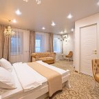Кровать номера Комфорт с гидромассажной ванной в отеле Revival Hotel-3