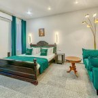 Кровать в номере Апартаменты с кухней и сауной в отеле Revival Hotel-3