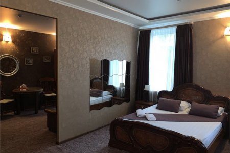 Двуспальная кровать в номере Люкс в отеле Лефортовский дворик