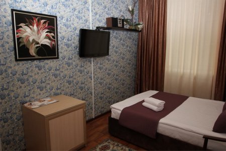 Двуспальная кровать в номере Стандарт в отеле Лефортовский дворик