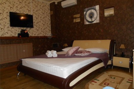 Кровать в номере Полулюкс в отеле Лефортовский дворик