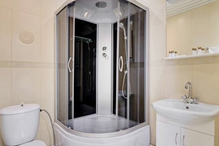 Душевая кабина и санузел в номере Полулюкс в отеле Минима Кузьминки