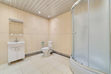 Душевая комната в номере Полулюкс в отеле Минима Кузьминки