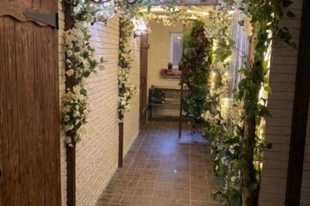 Коридор с цветами в апартаментах Беседка
