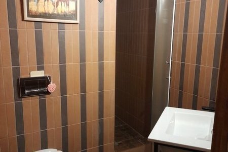 Санузел и раковина в номере Стандарт апартаментов Беседка