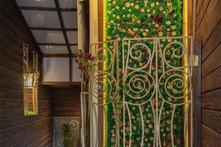 Тропическая зелень в интерьере апартаментов Беседка