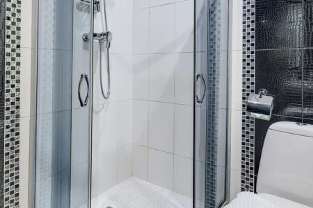 Душевая кабина в номере Люкс в отеле Рандеву на Алексеевской