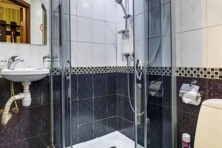 Душевая кабина в номере Полулюкс в отеле Рандеву на Алексеевской