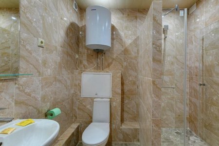Душевая комната в номере Полулюкс в отеле Фортуна Бест