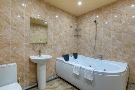 Джакузи в номере Люкс с джакузи в отеле Фортуна Бест