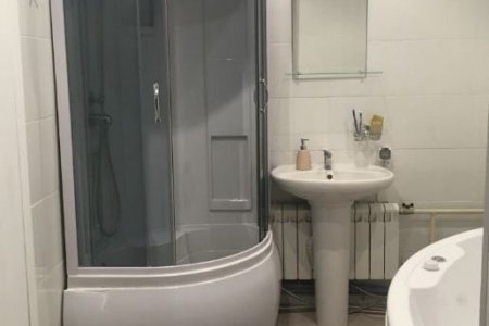 Душ в номере Люкс с гидромассажной ванной в отеле Ладомир на Русаковской