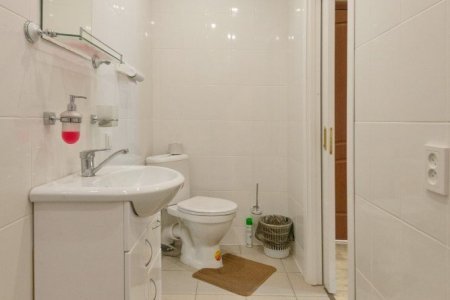 Душевая комната в номере Делюкс в отеле Ладомир на Русаковской