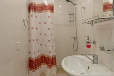 Душевая в номере Делюкс в отеле Ладомир на Русаковской