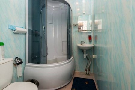 Душевая в номере Полулюкс в отеле Ладомир на Русаковской