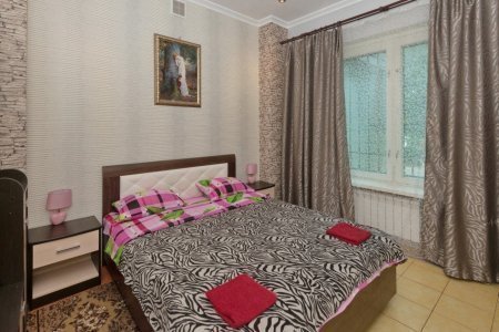 Двуспальная кровать номера Премиум в отеле Ладомир на Русаковской