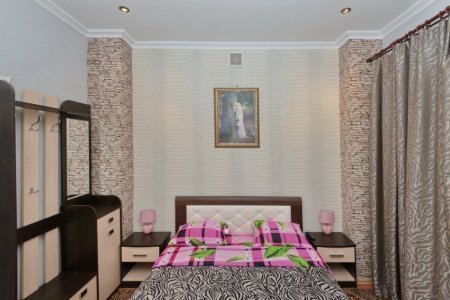 Кровать для двоих в номере Премиум в отеле Ладомир на Русаковской
