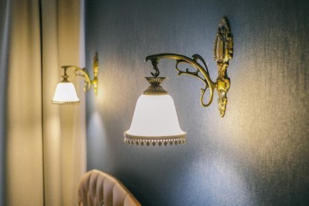 светильники в номере Комфорт в Sellingroom