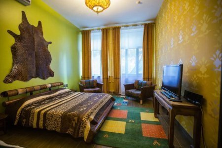 Интерьер номера Люкс в отеле Зодиак