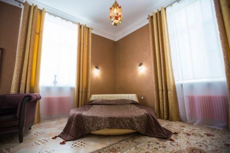 Общий вид номера Люкс в отеле Зодиак