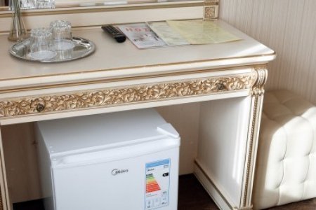 Рабочее место в номереПолулюкс в отеле Инвайт