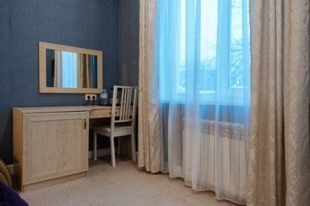 Зеркало в номере Полулюкс в отеле Мира
