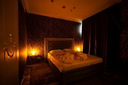 Большая кровать в номере 202 Синий Люкс в отеле Де Арт на Профсоюзной