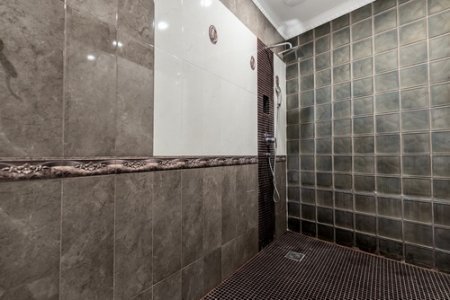 Душ в номере 201 Красный Люкс в отеле Де Арт на Профсоюзной