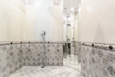 Душ в номере 202 Синий Люкс в отеле Де Арт на Профсоюзной
