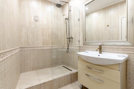 Душ в номере 207 Делюкс в Де Арт на Профсоюзной