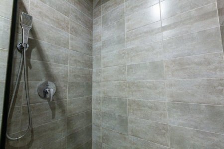 Душ в номере Комфорт без окон в отеле De Art на Профсоюзной