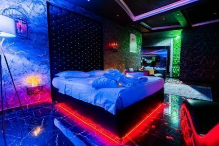 Двуспальная кровать в номере 102 Черный Люкс в отеле Де Арт на Профсоюзной