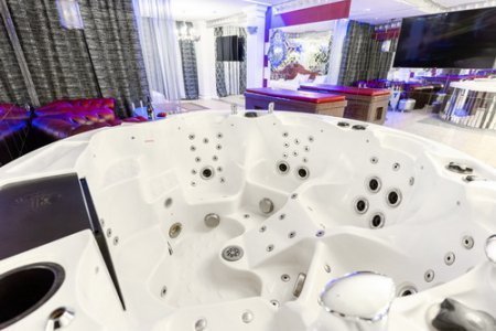Джакузи для двоих в номере 213 Люкс в гостинице Де Арт на Профсоюзной