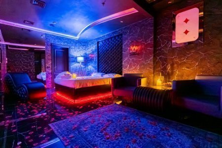 Интерьер номера 102 Черный Люкс в отеле Де Арт на Профсоюзной